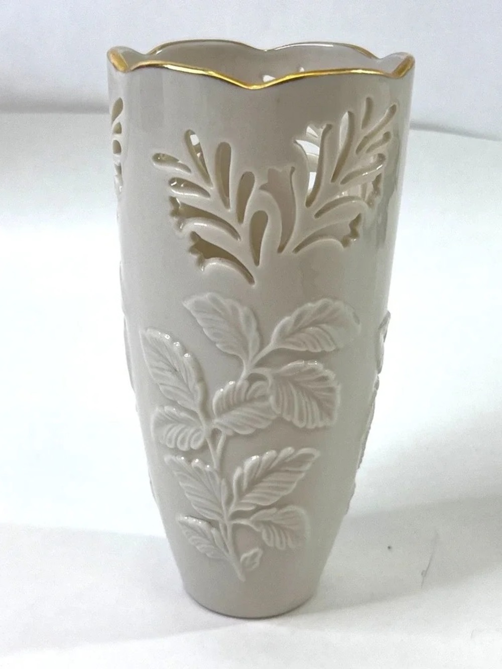Ceramic Scalloped Edge Vase with Gold Trim - Cream